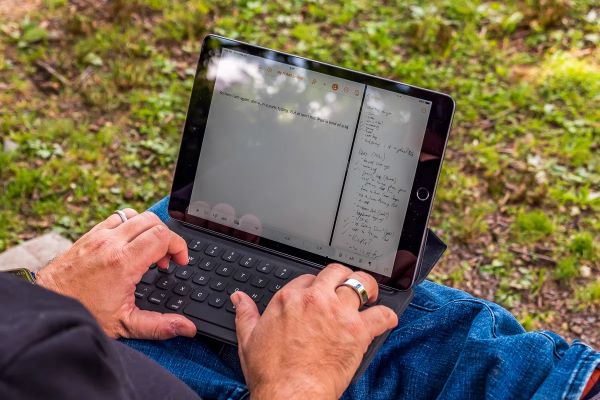 在外面打字。多任务处理。是的，确实有眩光，但 10 英寸 iPad 弥补了便携性和笔记本电脑之间的差异