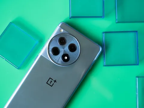 OnePlus 12R 绿色背景，带有蓝色半透明方块