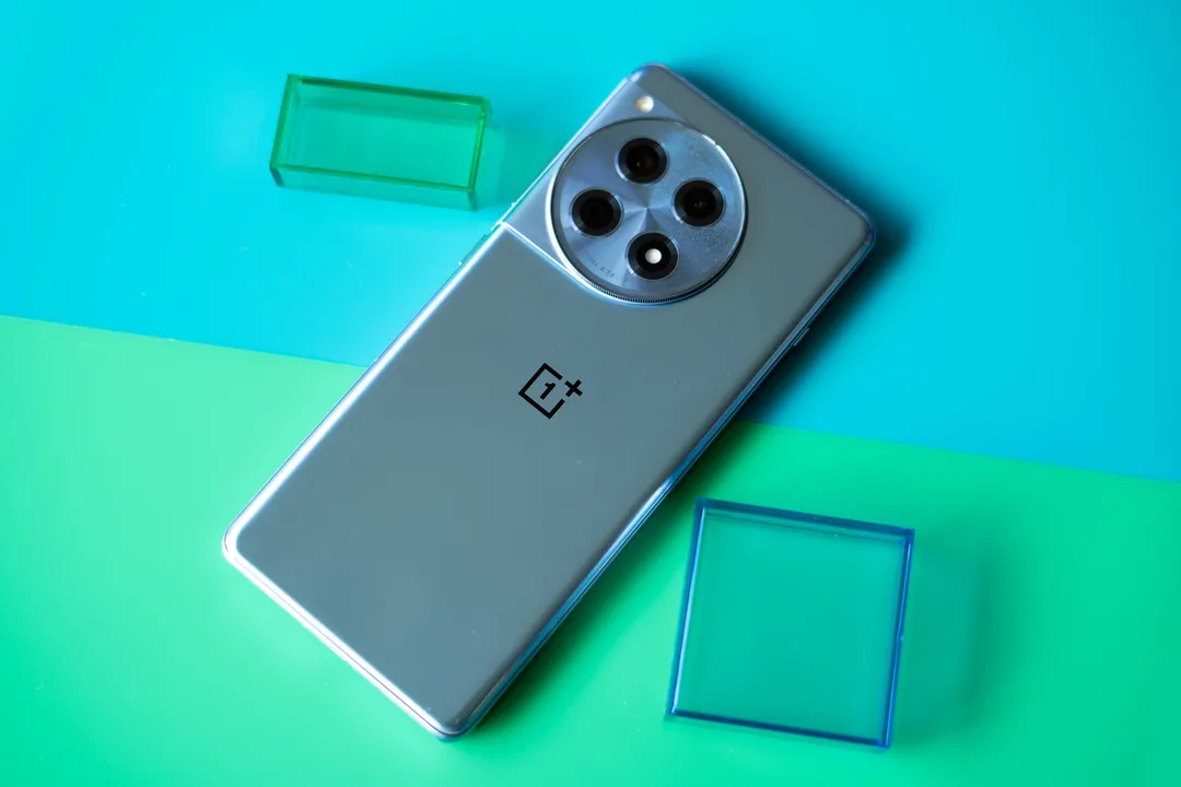 蓝色和绿色背景上的 OnePlus 12R，显示后面板