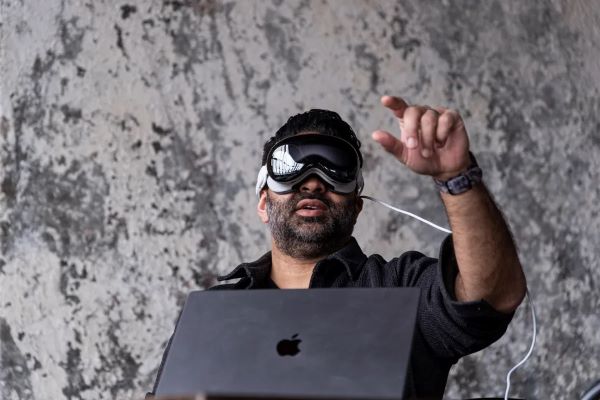 Nilay Patel 佩戴 Vision Pro 时将手伸向空中