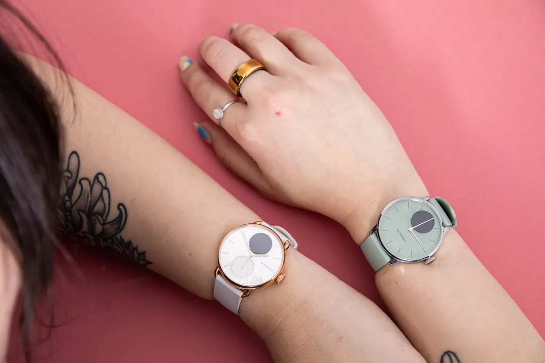 佩戴 Withings ScanWatch 2 和 ScanWatch Light 的人的俯视图