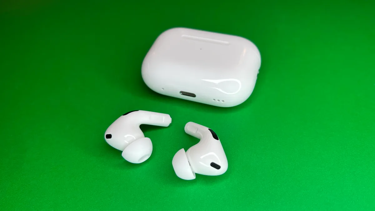 AirPods Pro 2 及其充电盒合照