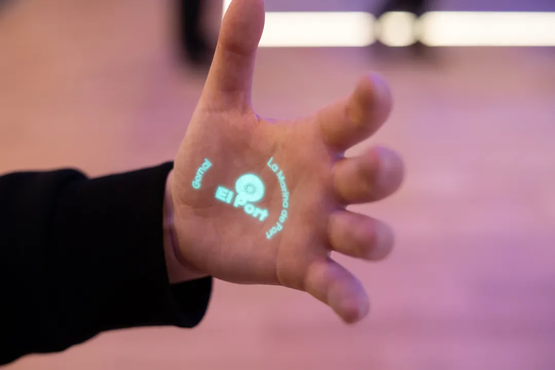 人性化的人工智能图钉将文本投影到人的手掌上