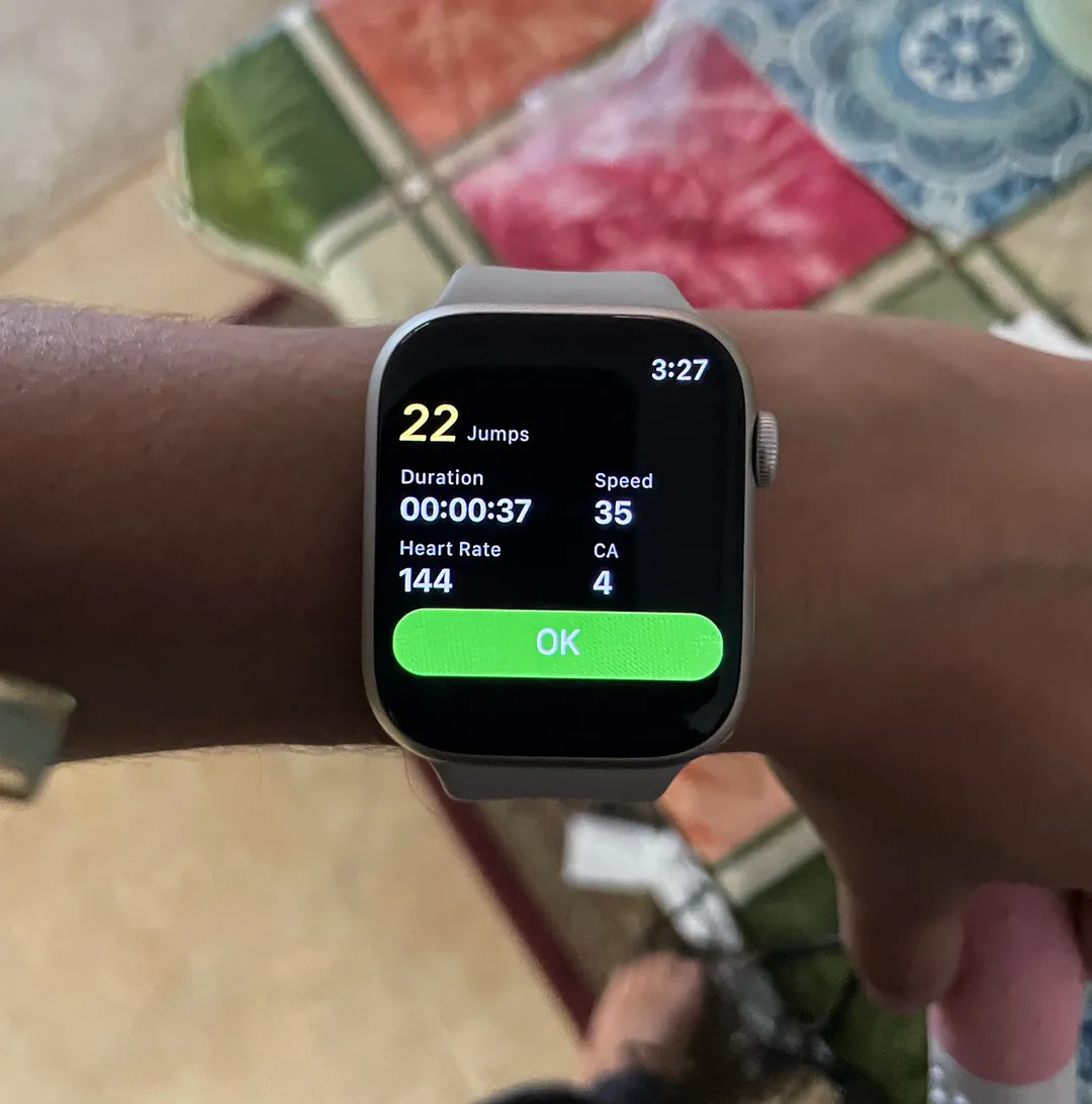 佩戴 Apple Watch Series 8 并打开 YaoYao 应用程序的手腕会显示心率、计时器、速度和（错误的）跳跃次数