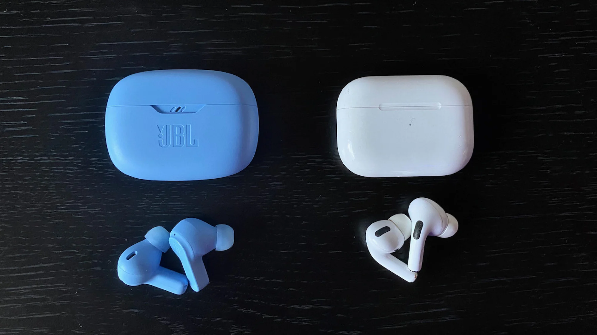 Apple AirPods Pro 旁边的 JBL 振动梁耳机