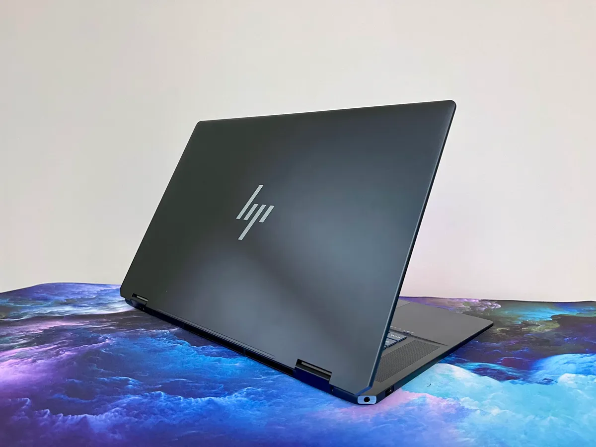 HP Spectre x360 16 哑光黑色顶盖