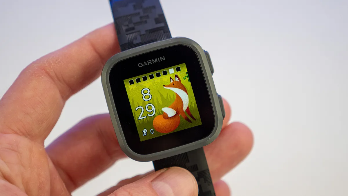 Garmin Bounce 儿童智能手表提供十几种不同表盘之一