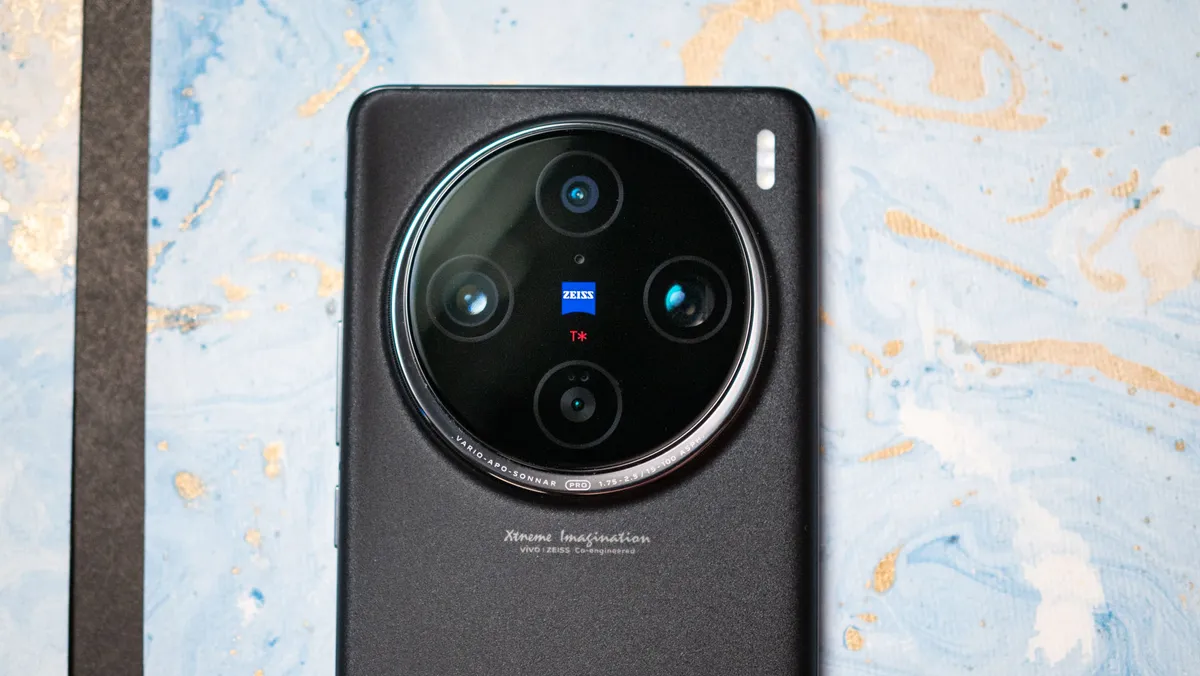 Vivo X100 Pro 背面带有蔡司品牌的相机岛