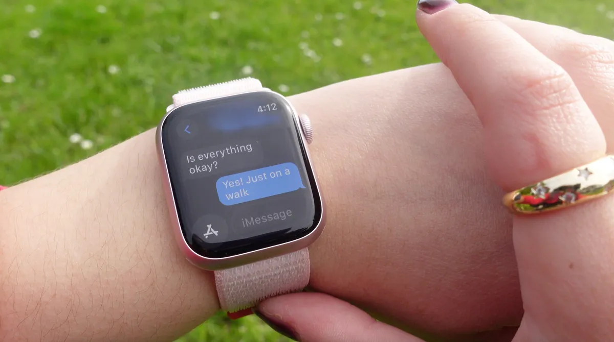 外出散步时在 Apple Watch Series 9 上发送消息
