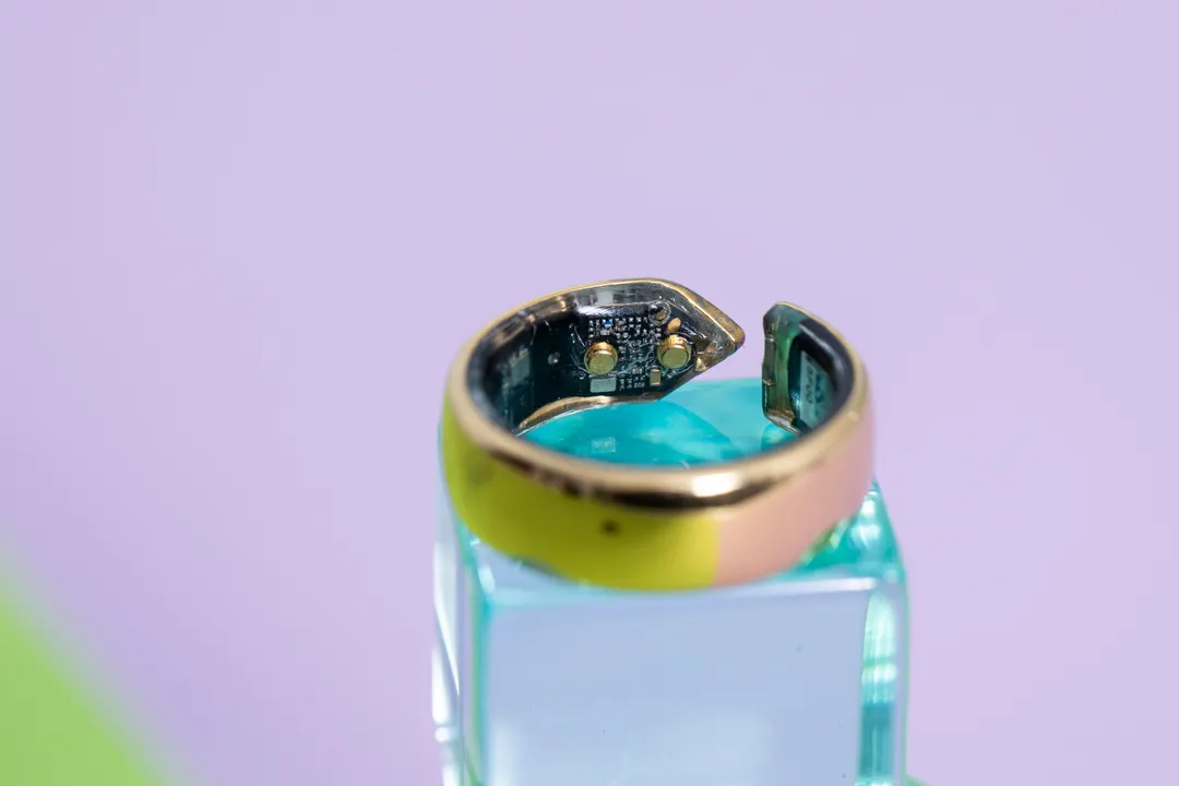 Evie Ring 的特写，显示其一些传感器