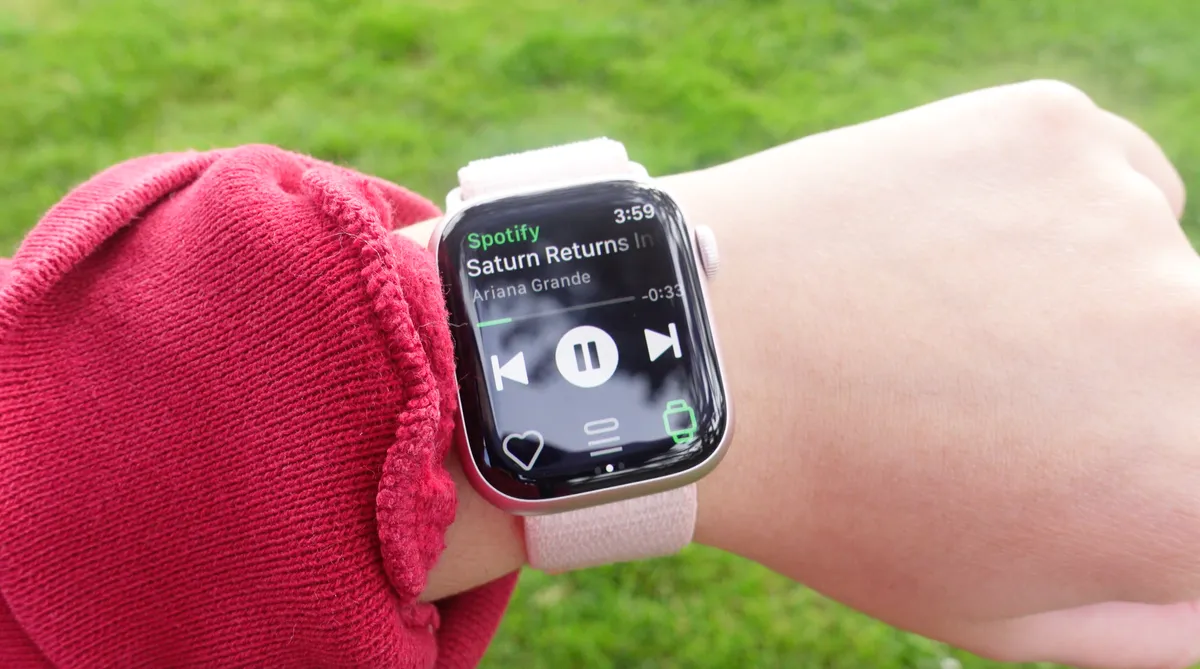 使用我的 Apple Watch Series 9 散步时聆听 Ariana Grande 的新专辑