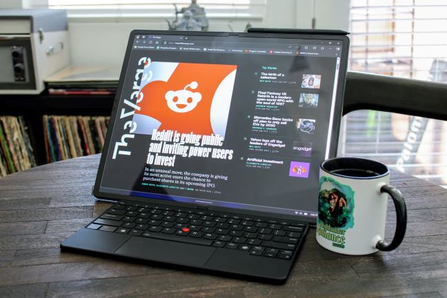 一个大型笔记本电脑显示屏以一定角度支撑，键盘设置在其前底部