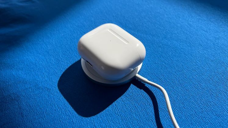 使用 MagSafe 充电器的 AirPods 3