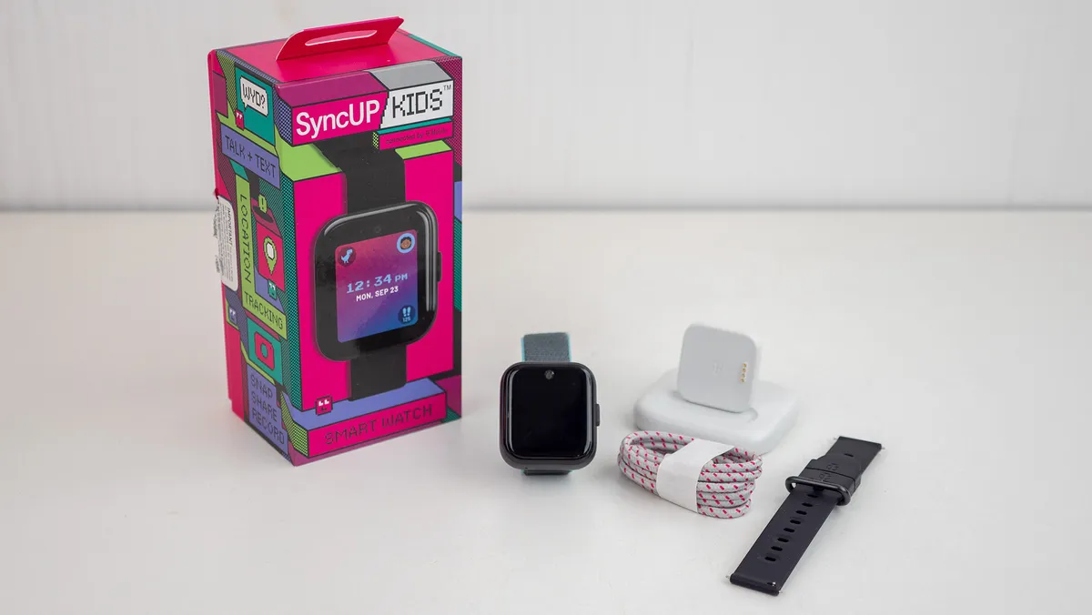 T-Mobile SyncUP 儿童手表与包装盒及其内容物一起