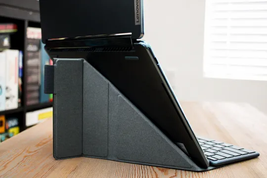 笔记本电脑的背面由支架支撑