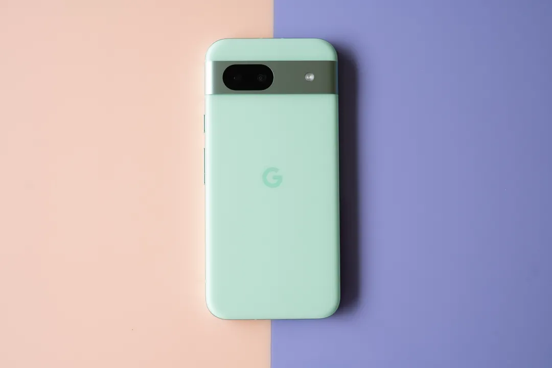 芦荟绿色的 Google Pixel 8A 后面板