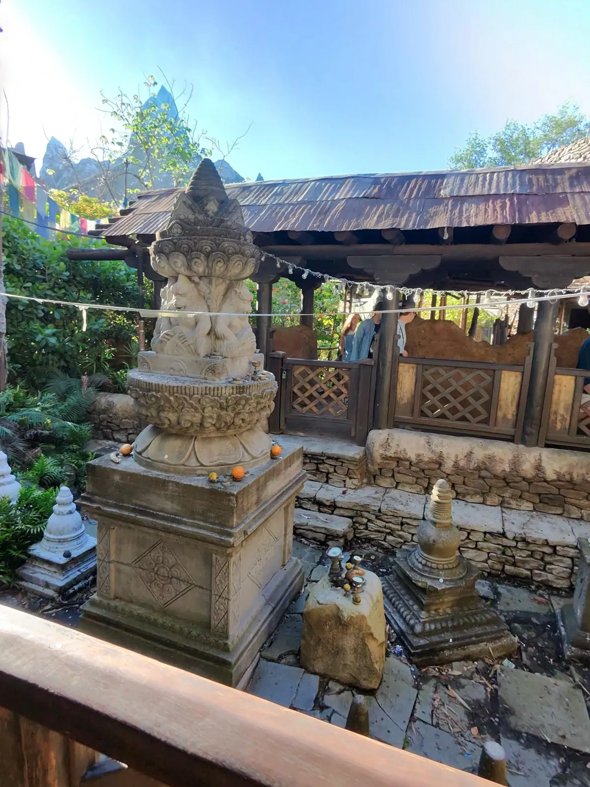 一张古老庭院的照片，这是迪士尼主题公园游乐设施的一部分