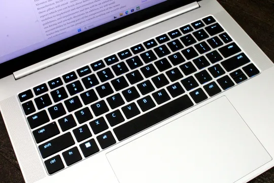 带有黑色按键和银色底盘的笔记本电脑键盘的特写