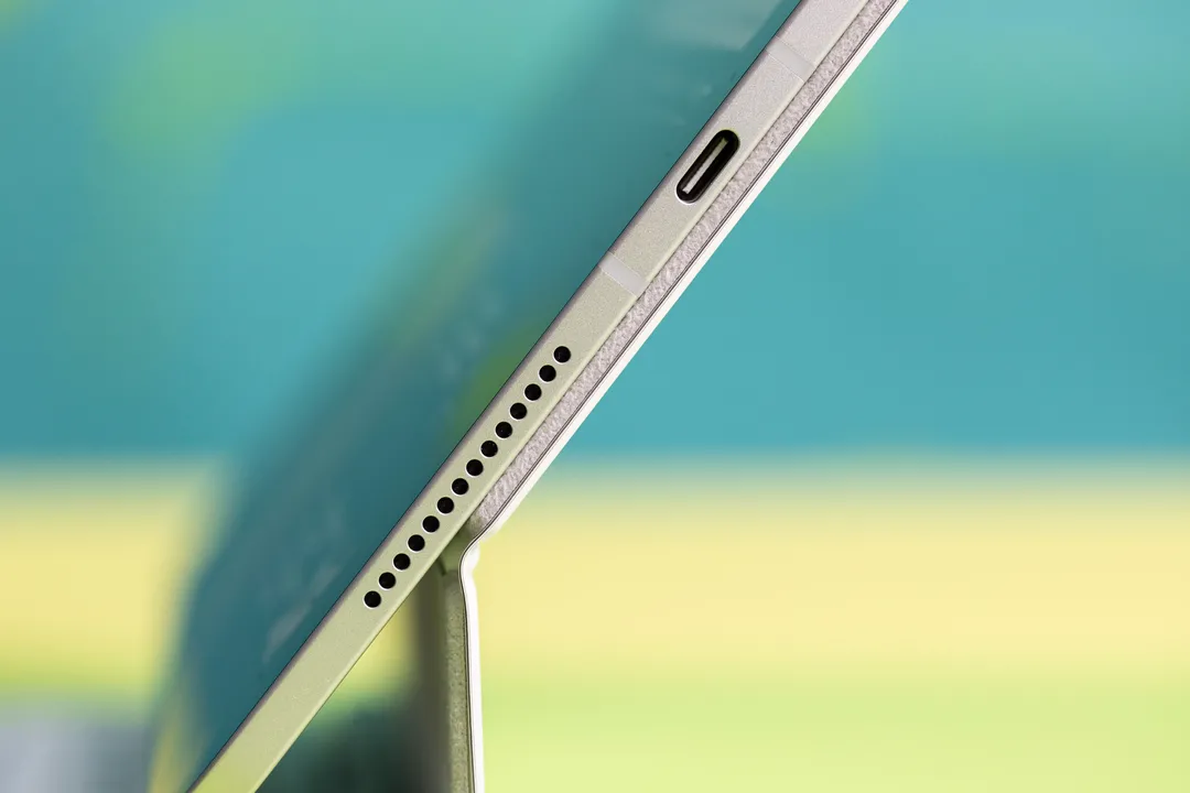 iPad Pro 边缘的照片，显示扬声器和 USB-C 端口