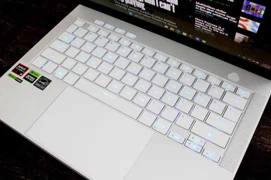 带有白色按键和白色机箱的笔记本电脑键盘的特写