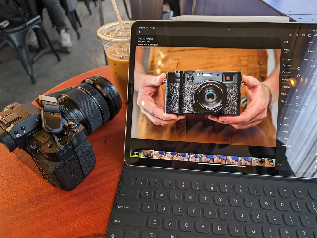 iPad Pro 连接到 Apple 智能键盘保护套的照片，左侧有一个摄像头