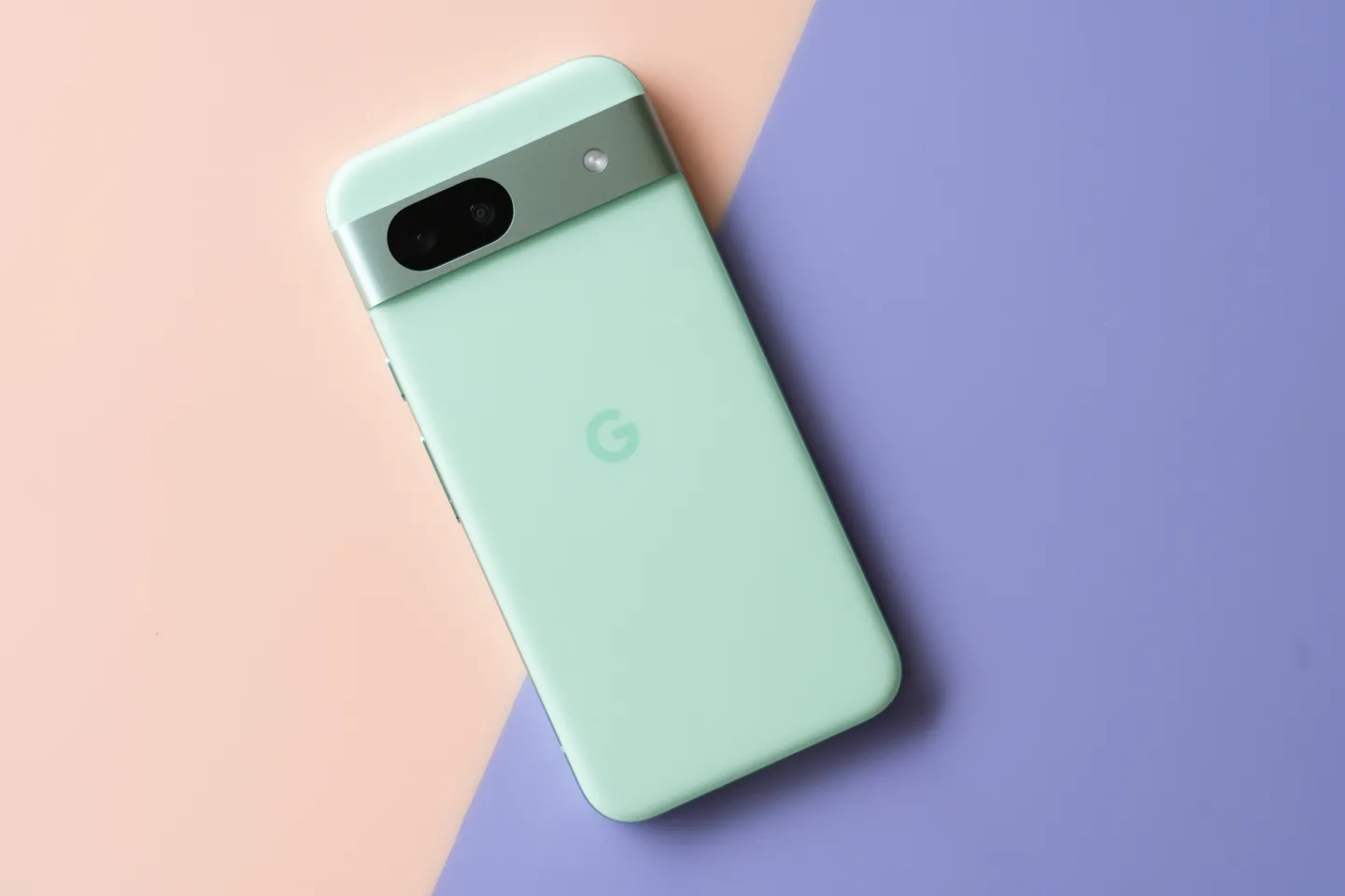 芦荟绿色的 Google Pixel 8A 后面板