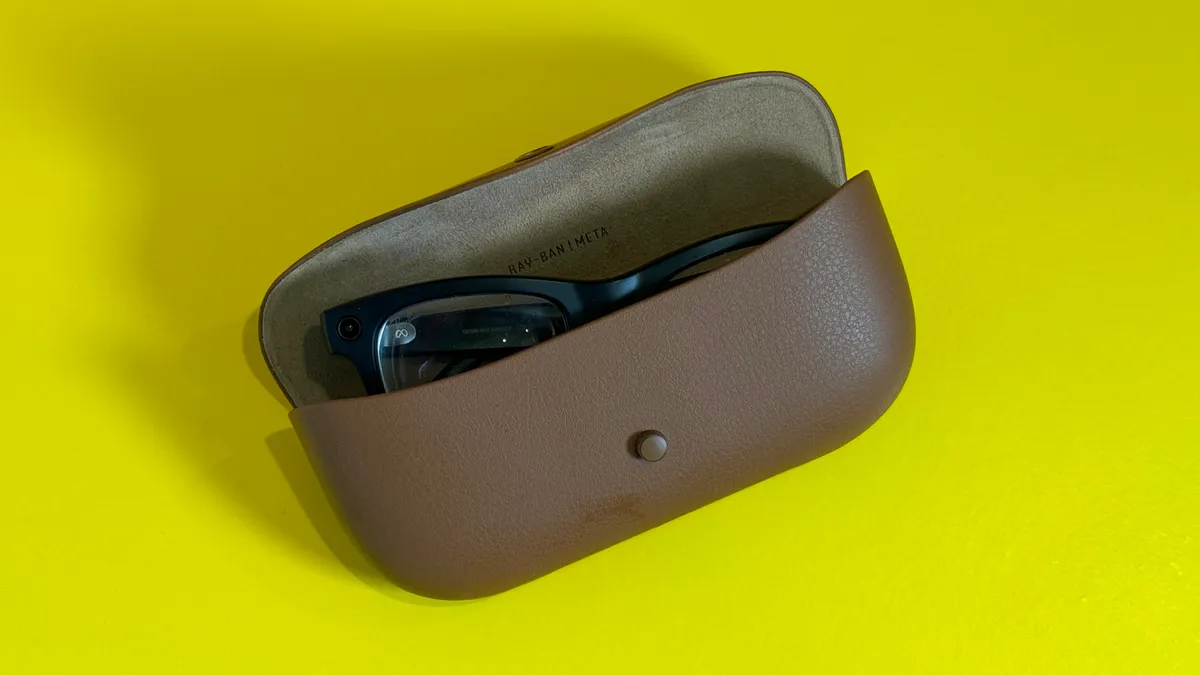 棕色皮革眼镜盒，内有 Meta Ray-Ban 眼镜