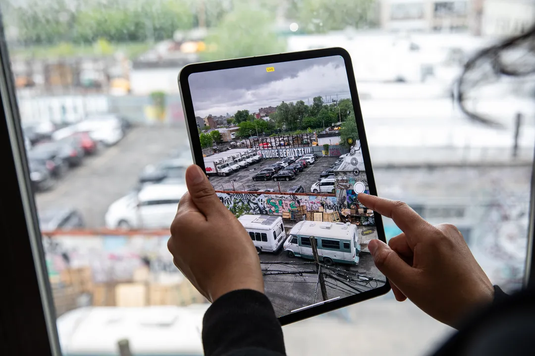 iPad Pro 的照片，显示停车场的实时视图