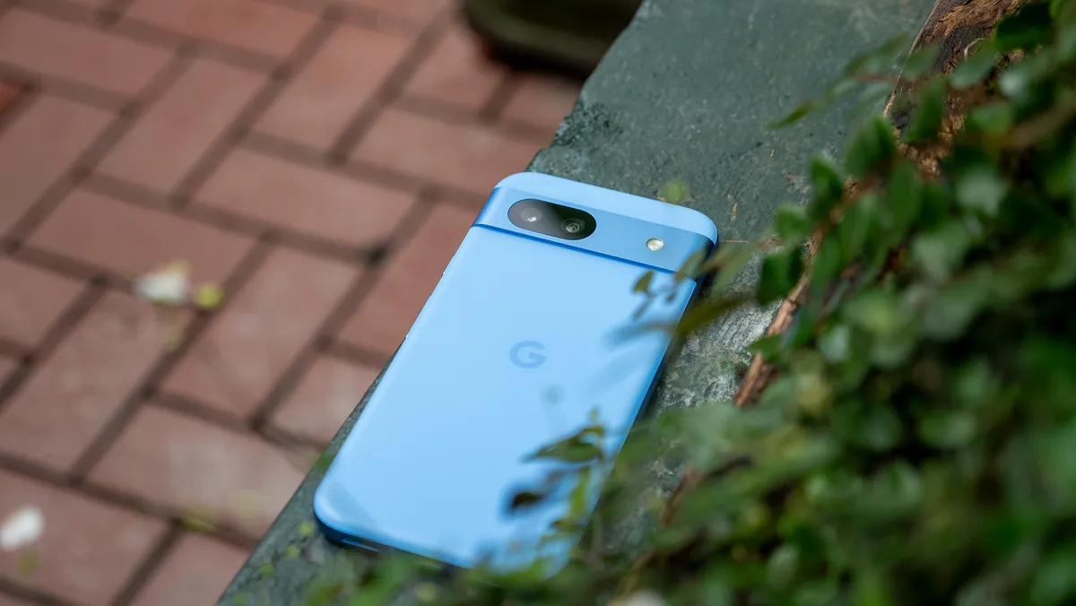 海湾蓝色 Google Pixel 8a 背面