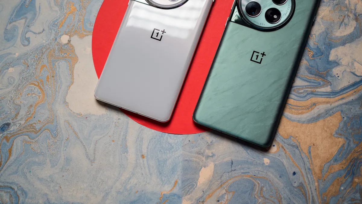 OnePlus 12 冰川白与标准版 OnePlus 12 对比