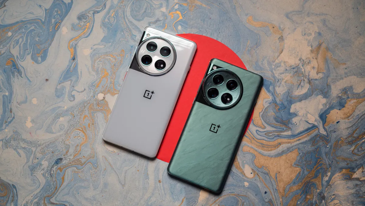 OnePlus 12 冰川白与标准版 OnePlus 12 对比