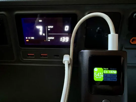 Power 1000 有两个 USB-C 端口，能够以 140W 的功率为兼容设备充电