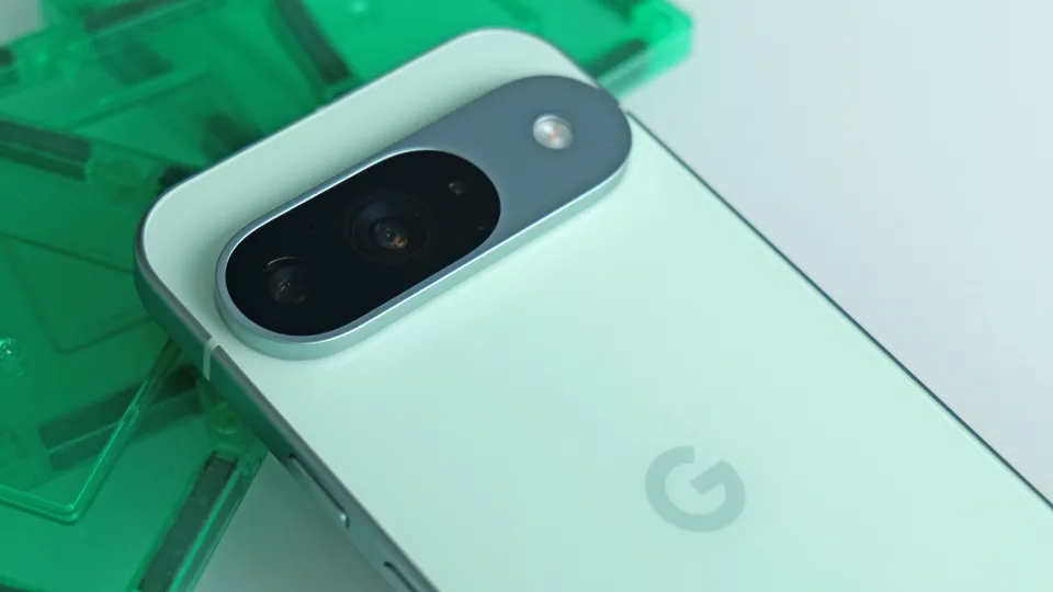 Pixel 9 配备两个后置摄像头：一个 50MP 主摄像头和一个 48MP 超广角摄像头，还可以拍摄微距照片