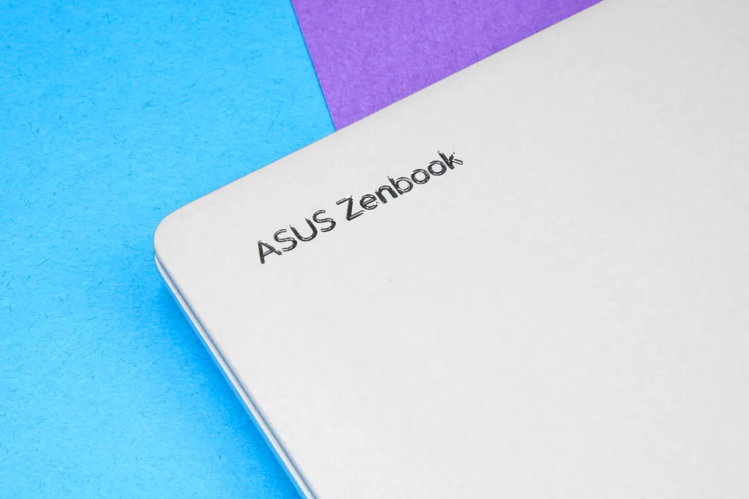 笔记本电脑盖角落附近“Asus Zenbook”字样的近照