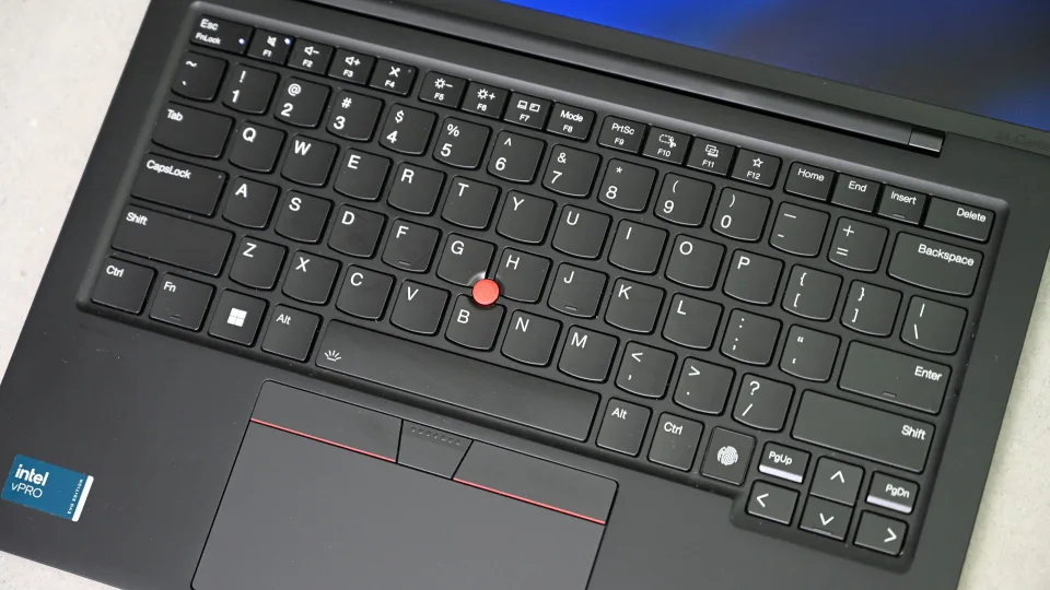 联想 ThinkPad X1 Carbon 键盘的俯视图，G 键和 H 键底部之间有一个红色指点杆