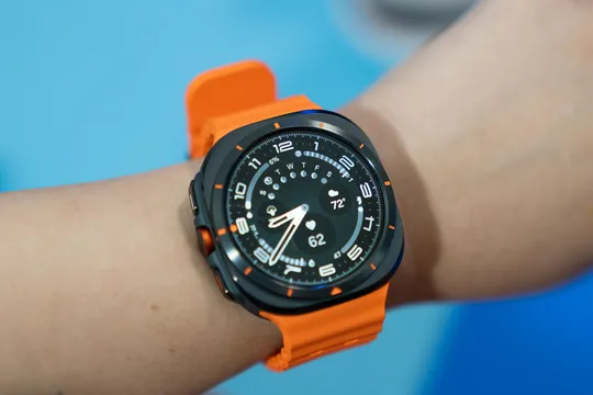 Galaxy Watch Ultra 戴在手腕上的特写