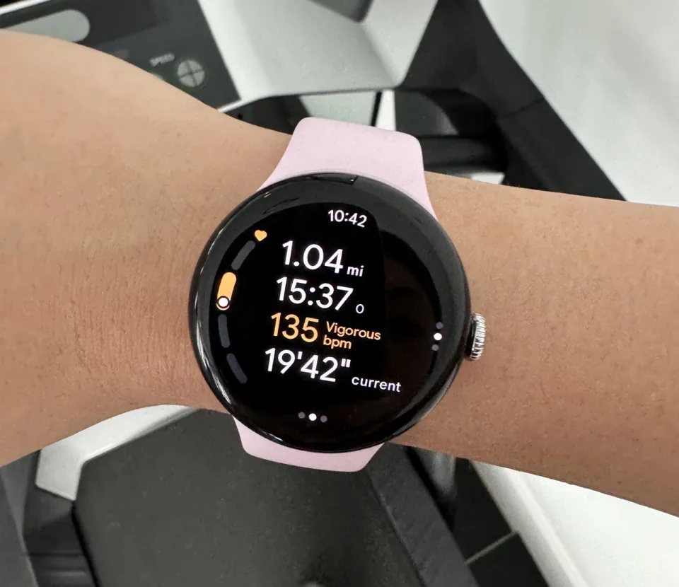 手腕上的 Pixel Watch 3，背景是跑步机。屏幕显示正在记录跑步，已记录 1.04 英里