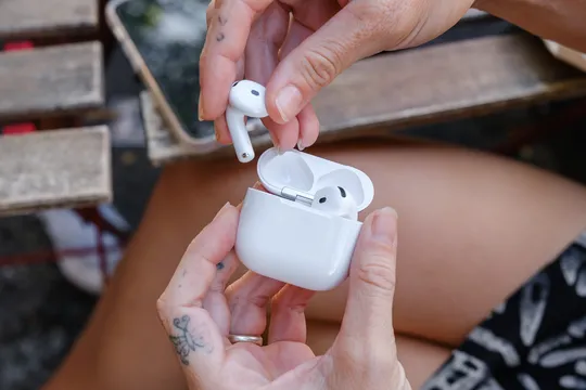 苹果 AirPods 4 无线耳机的实际照片