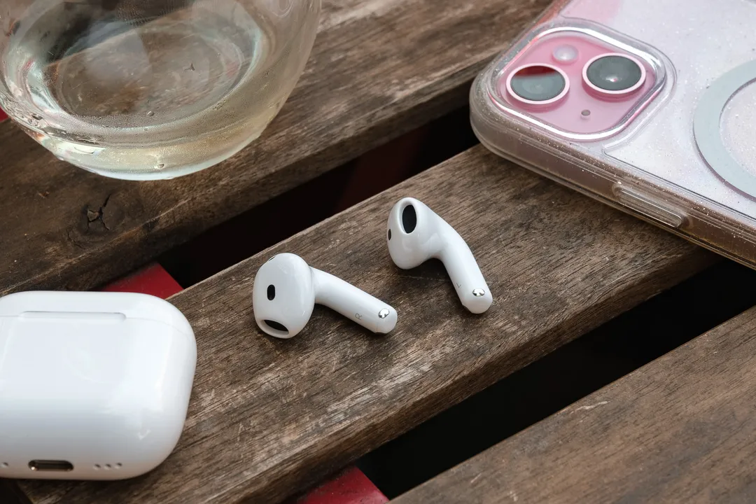 苹果 AirPods 4 无线耳机的实际照片