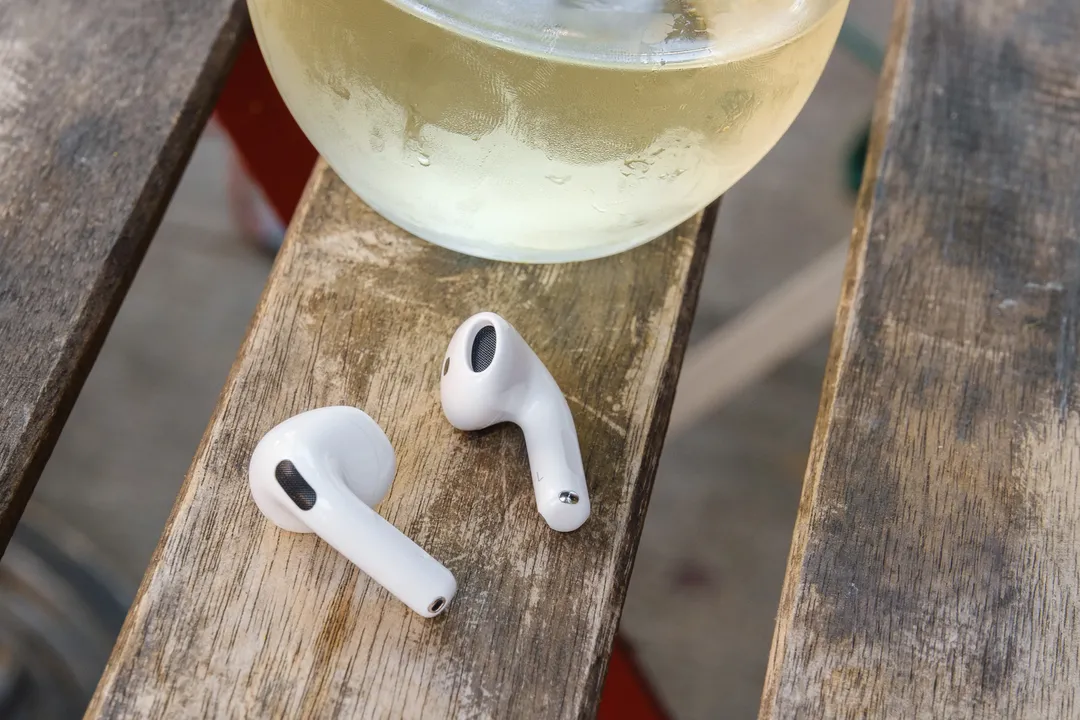 苹果 AirPods 4 无线耳机的实际照片