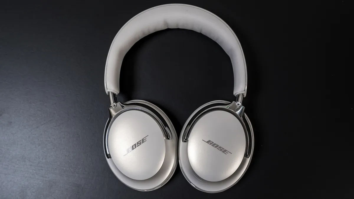 平放的 Bose QuietComfort Ultra 耳机