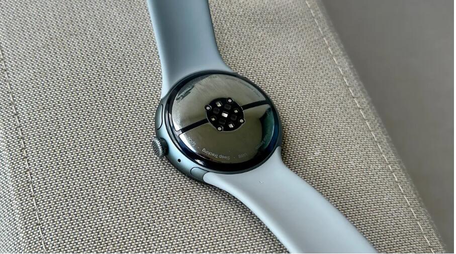 Google Pixel Watch 3 底部传感器阵列特写