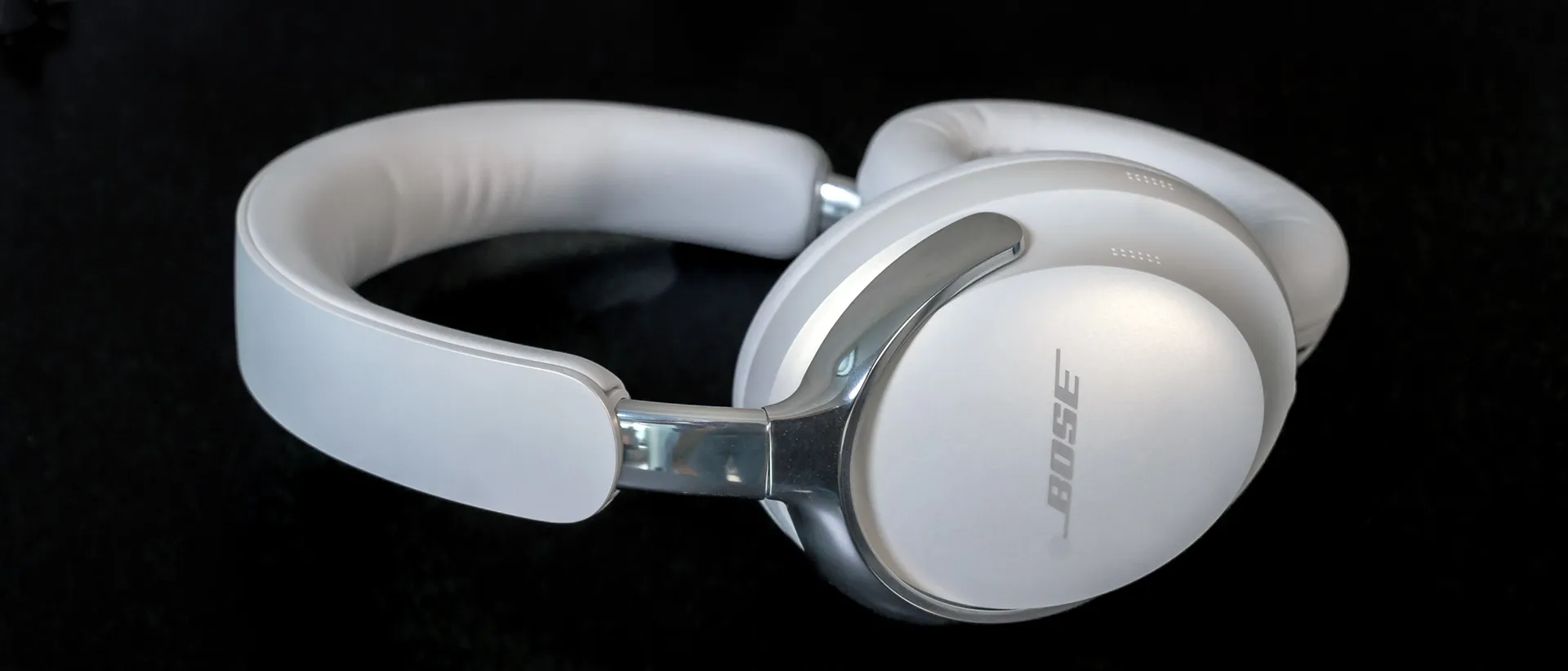 平放的 Bose QuietComfort Ultra 耳机的侧面图