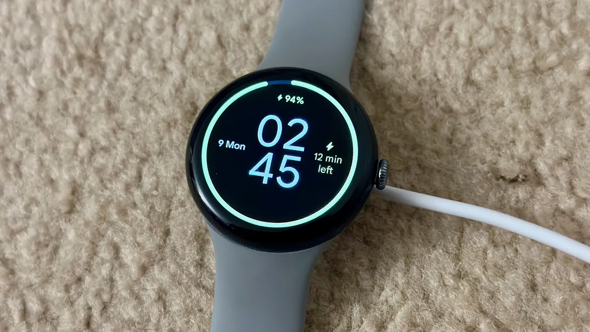 Google Pixel Watch 3，充电接近 100％