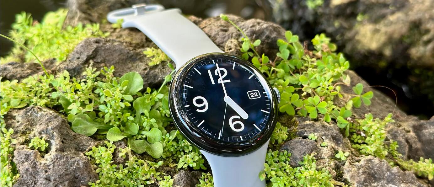 Google Pixel Watch 3 静静地躺在岩石上，配备 Pilot Bold 表盘