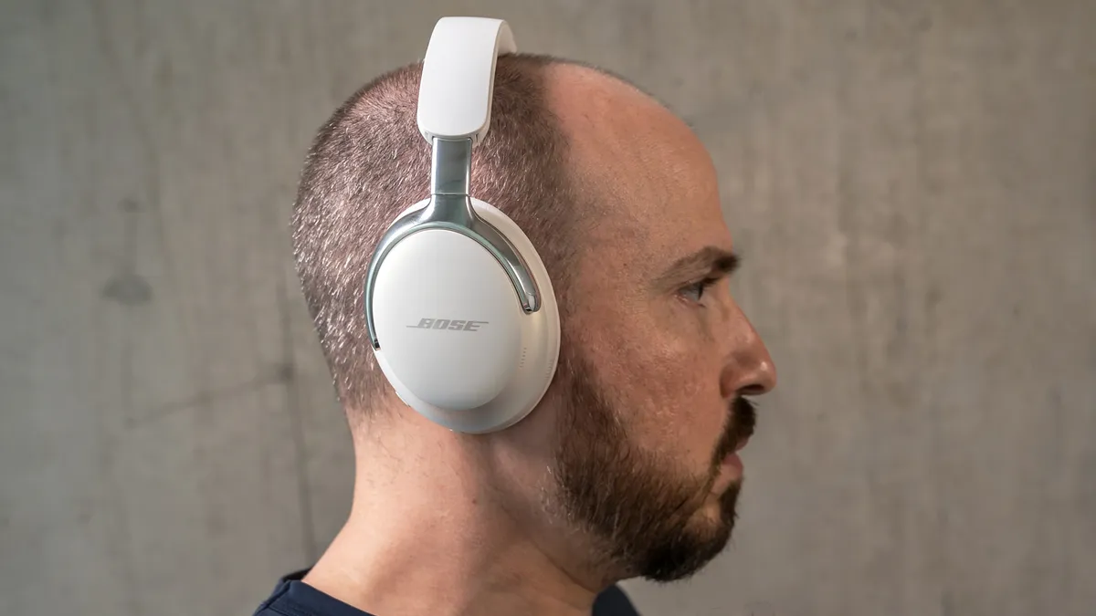 佩戴 Bose QuietComfort Ultra 耳机的侧面图