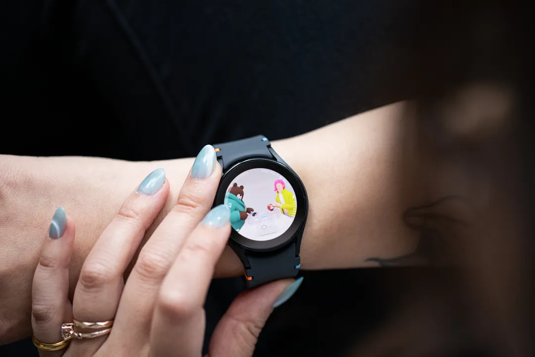 近距离拍摄 Galaxy Watch FE 佩戴在手腕上的照片。边框明显较厚