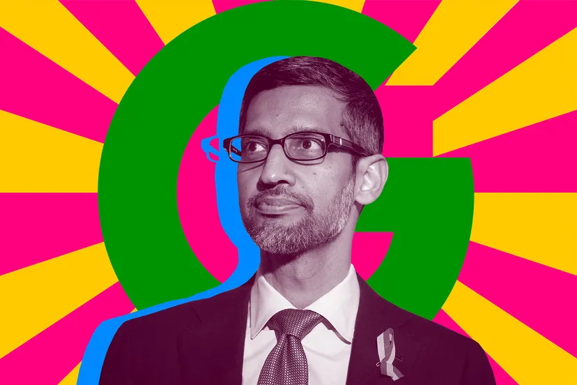 Sundar Pichai 站在 Google 徽标前的照片