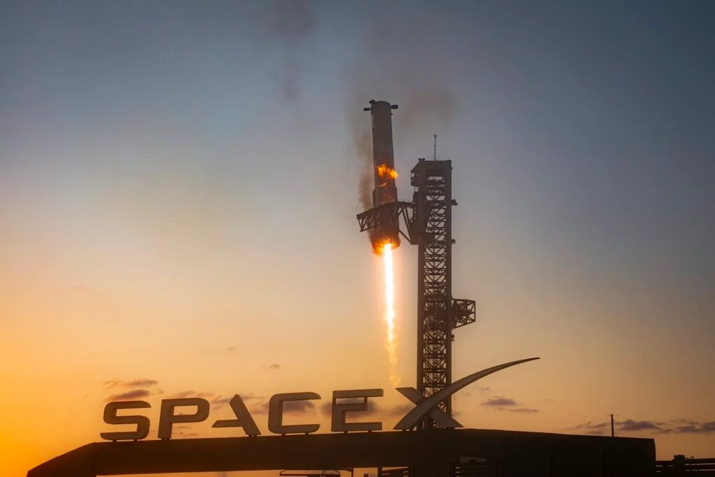 SpaceX 的星际飞船在第五次试飞中创造了历史，当时火箭的助推器被巨大的筷子卡住了