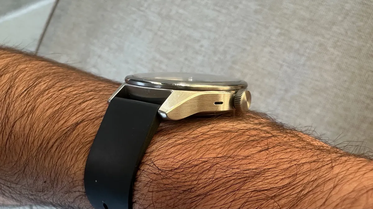 作者手腕上的 Withings ScanWatch 2，从侧面角度展示精钢表壳和旋转表冠。